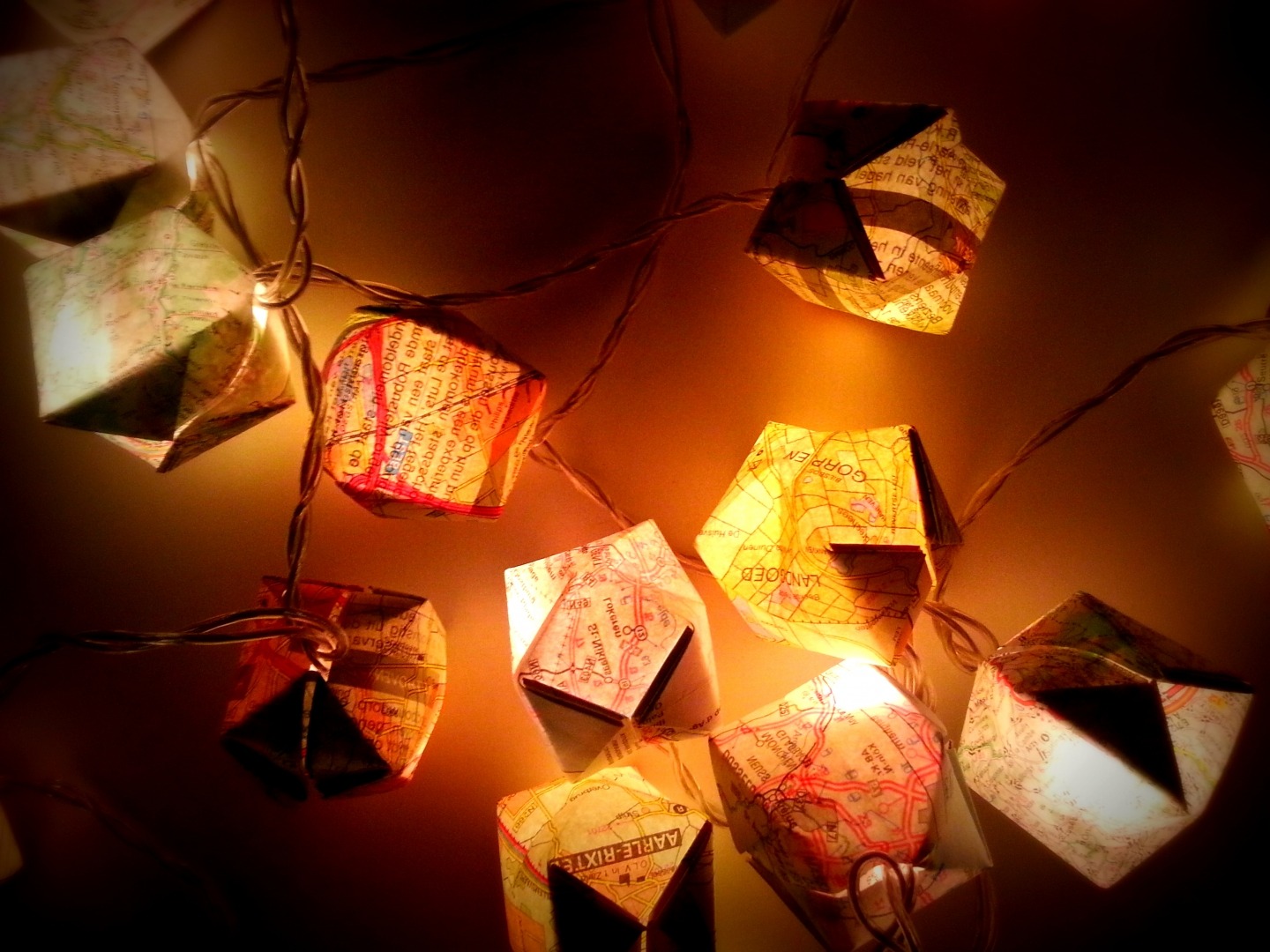 Les guirlandes lumineuses, c'est tendance !