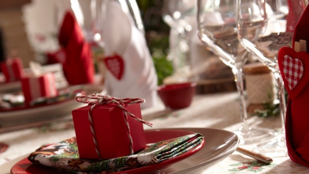 Réaliser une jolie table de Noël pour un repas en famille sublimé