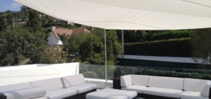 La voile d’ombrage : l’accessoire terrasse idéal pour passer l’été au frais