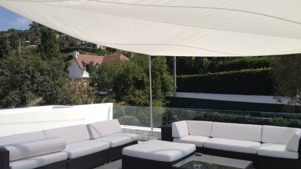 La voile d’ombrage : l’accessoire terrasse idéal pour passer l’été au frais