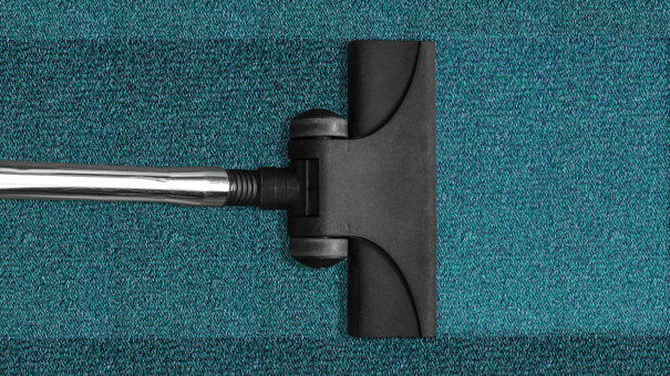 Nettoyer efficacement toutes les surfaces de la maison avec un aspirateur-balai !