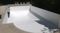 La rénovation piscine par polyester, fibre de verre et gelcoat