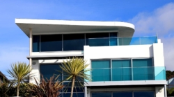 Design : un garde-corps en verre et inox pour son balcon