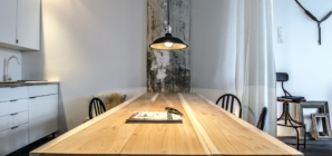 Comment relooker une table en bois avec des pieds de table ?