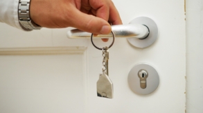 4 astuces pour ouvrir une porte bloquée