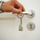 4 astuces pour ouvrir une porte bloquée