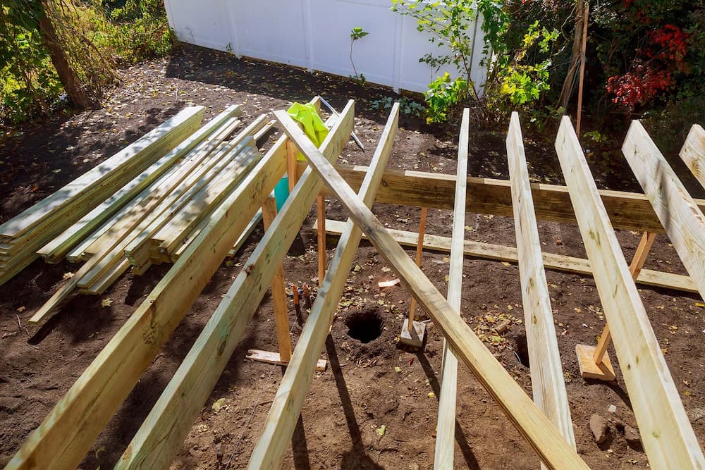 terrasse en bois sur pilotis en construction